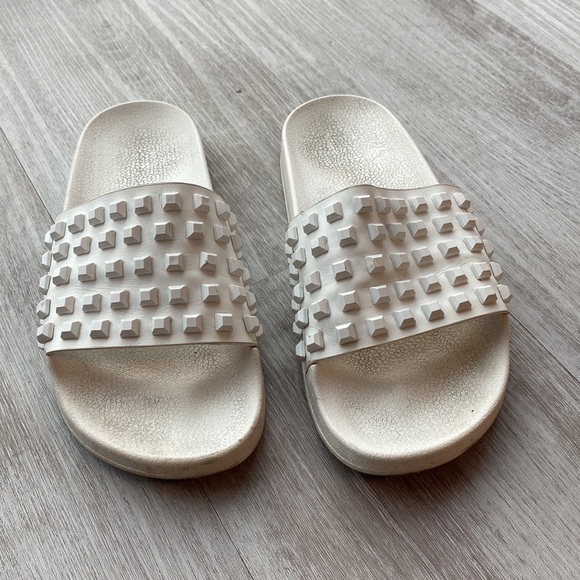GUC white studded Steve Madden slides 7 - Picture 4 of 4